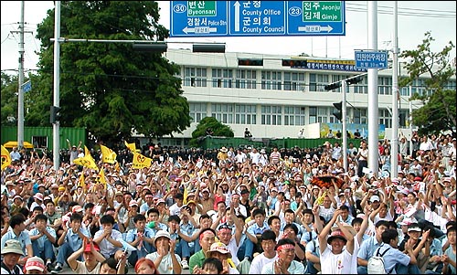 23일 오후 핵폐기장 건설 반대와 군수 퇴진을 촉구하는 부안군민들이 군청앞에 모여 집회를 열고 있다. 